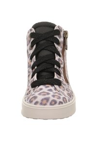 Hoher Sneaker mit Leopardenmuster, schwarzen Schnürsenkeln, gepolstertem schwarzem Zungenbereich, weißer Sohle und seitlichem Reißverschluss vor weißem Hintergrund.