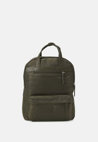 Mochila verde oliva con dos bolsillos frontales con cremallera y dos asas superiores, sobre un fondo blanco.