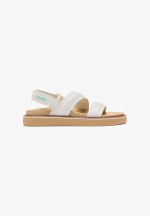 Sandalia vegana blanca de cuero sintético con dos correas anchas y una correa en el talón ajustable, que cuenta con una suela de goma beige y un sutil logo en color menta.