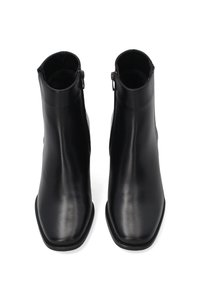 Czarne skórzane botki za kostkę z kwadratowym noskiem, gładkim wykończeniem i zamkiem błyskawicznym po boku. Brak widocznych wzorów lub ozdób.