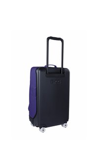Valigia rigida nera e viola con manico retraibile, superficie liscia, quattro ruote e tasca laterale per riporre oggetti.