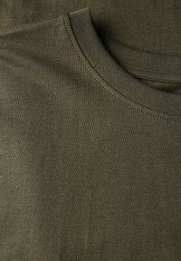 Camiseta verde oliva hecha de una tela suave y elástica; presenta un cuello redondo y detalles de costura visibles en toda la prenda.