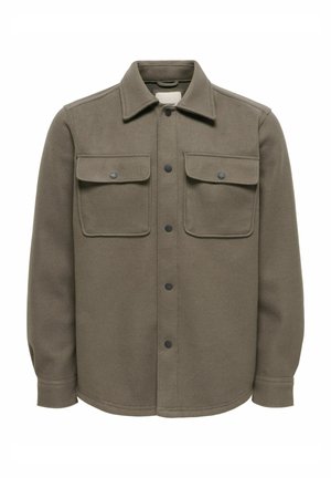 Veste-chemise vert olive en mélange de laine avec un col à revers, deux poches poitrine et des boutons-pression noirs. Texture douce avec une coupe ajustée.