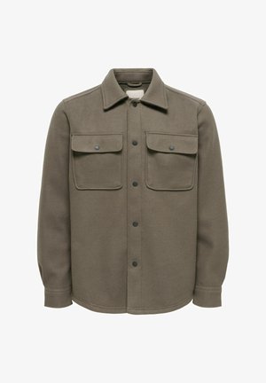 Veste-chemise vert olive en mélange de laine avec un col à revers, deux poches poitrine et des boutons-pression noirs. Texture douce avec une coupe ajustée.