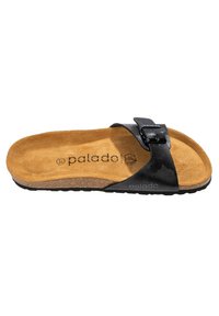 Svart slide sandal med ett syntetläderrem, med en silverspänne som accent. Korkfotbädd med en texturerad tan mocka yta.
