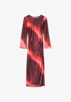 Dopasowana sukienka z długim rękawem w bordowym materiale o płynącej sylwetce. Charakteryzuje się wzorem tie-dye w odcieniach czerwieni i różu oraz z marszczeniami.