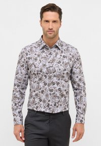 Lange mouwen shirt in lichtgrijs, met een gedetailleerd bloemenpatroon in bruin en zwart. Knoopsluiting bij de kraag en manchetten, gladde stofstructuur.