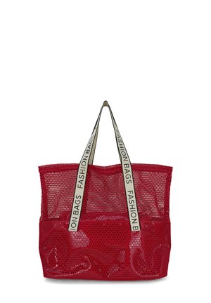 Rode net boodschappentas met brede, roomkleurige handvatten bedrukt met "FASHION BAGS" in zwarte tekst.