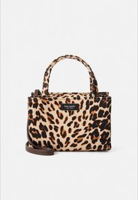 Rankų darbo rankinė su leopardo raštu, tekstūruota medžiaga, rudi rankenėlės ir nuimamas peties dirželis. Priekyje yra juodas logotipo pleistras.