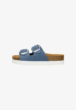 Infradito blu in suede con due fibbie argentate regolabili, una soletta in sughero e una suola piatta bianca testurizzata.