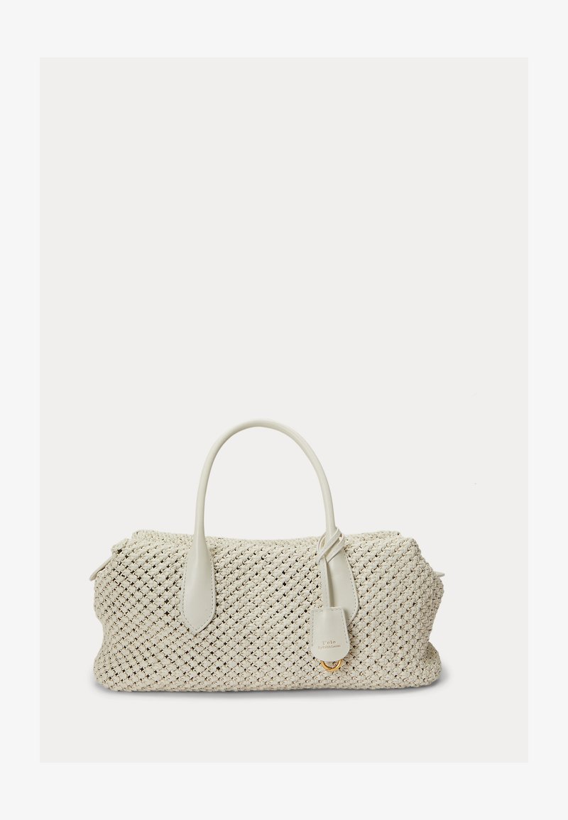 Krém színű, szövött kézitáska dupla, lekerekített fogantyúkkal és egy kis, bőr címkével, amelyen a „Polo by Ralph Lauren” felirat olvasható, egyik fogantyúhoz rögzítve.