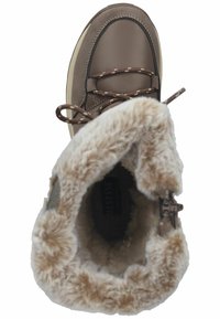 Stivale in suede e pelle marrone con fodera in pelliccia sintetica, colletto imbottito e lacci marroni. Presenta una suola in gomma testurizzata e occhielli rinforzati.