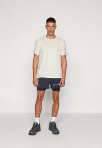 Salomon SENSE TEE - Spordi T-särk - rainy day/white