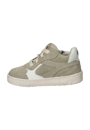 Beige suède sneaker met witte rubberen zool, witte veters en witte patchdetails aan de zijkant en hiel, gezien vanaf de buitenkant.
