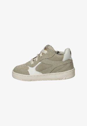 Baskets en daim beige avec semelle en caoutchouc blanche, lacets blancs et détails en patch blanc sur le côté et le talon, vues de l'extérieur.