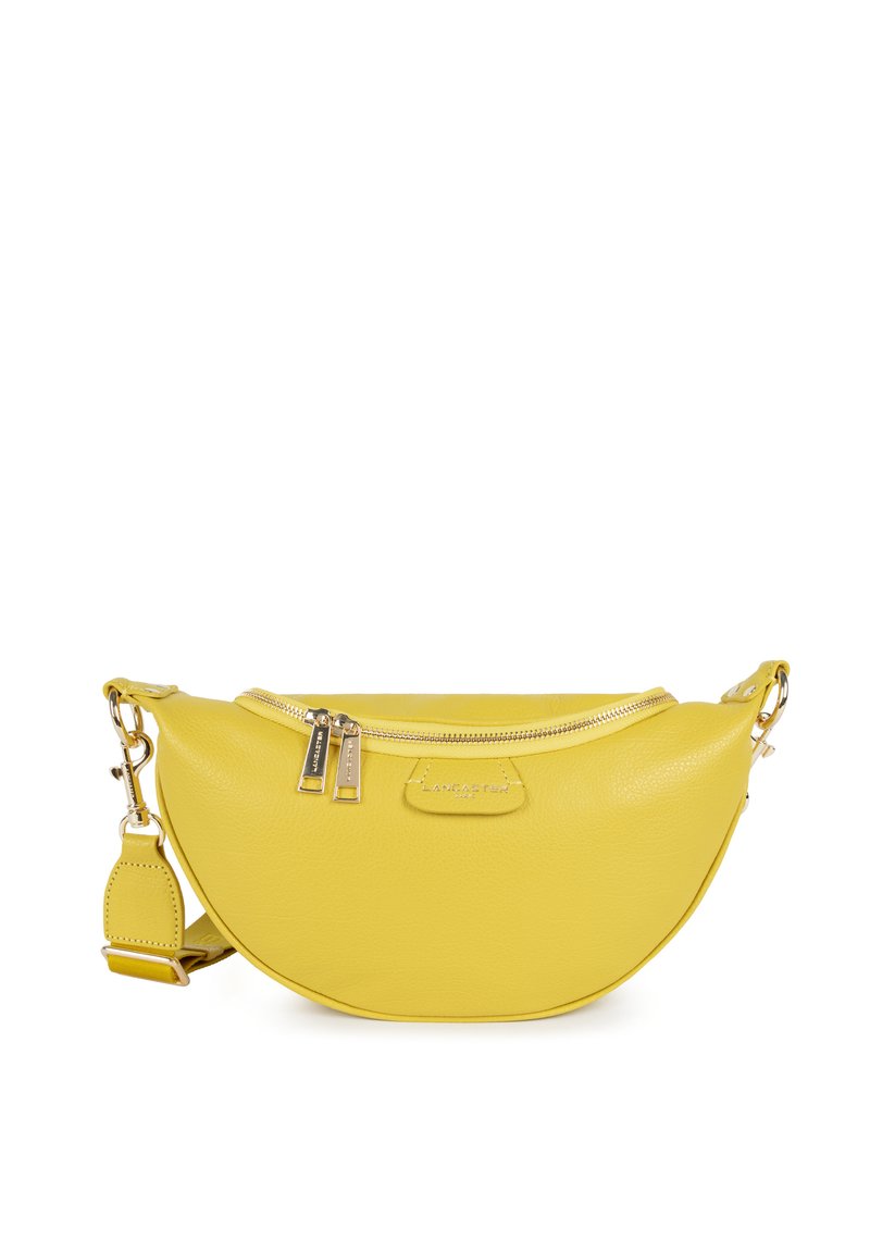 Sac bandoulière en cuir jaune, de forme croissante, avec une fermeture zippée et des accessoires en métal doré. Il dispose d'une sangle réglable et d'un détail de logo.