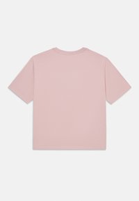 Lys rosa t-skjorte med korte ermer, laget av myk bomull. Enkel design med rund hals, rett nederkant og uten dekorasjoner. Jevn tekstur.