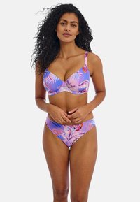 Conjunto de bikini floral con una base lila y patrones de hojas tropicales en rosa y naranja, tirantes ajustables y cinturilla elástica en la parte inferior.