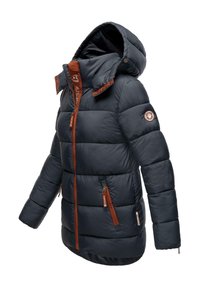 Marine blauwe pufferjas met een capuchon, oranje accenten, ritssluitingen in de zakken en een gestikte uitstraling. Bevat een merklabel op de kraag.