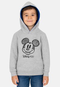 Felpa grigia con fodera interna blu. Presenta una grafica di Topolino sorridente e il testo "Disney 100" sotto. Materiale in cotone.