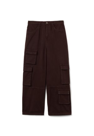 Pantalones cargo marrones de algodón con un diseño de pierna recta. Presenta múltiples bolsillos frontales y laterales, y un cierre de botón en la cintura.