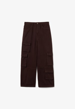 Pantalones cargo marrones de algodón con un diseño de pierna recta. Presenta múltiples bolsillos frontales y laterales, y un cierre de botón en la cintura.