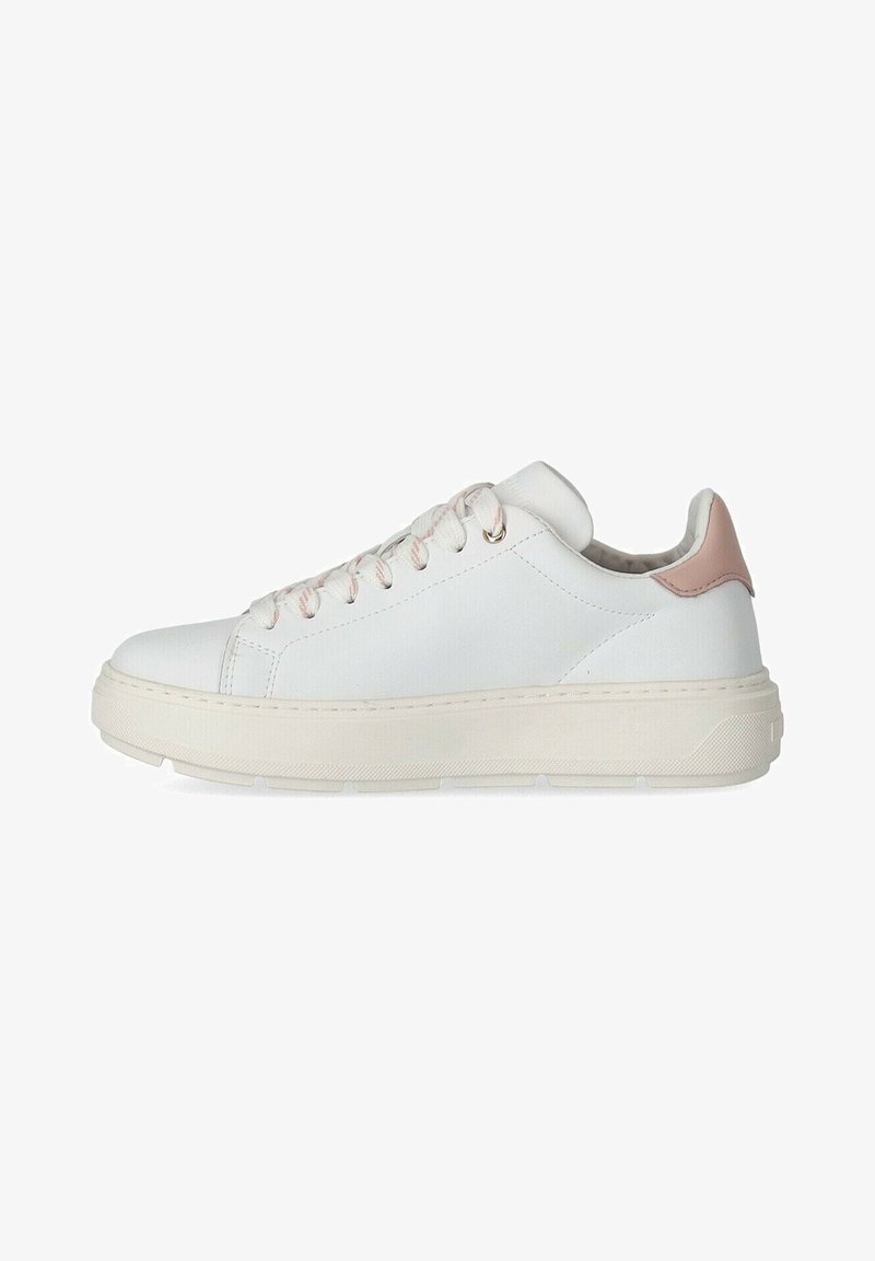 Baskets en cuir blanc avec une semelle texturée, un accent au talon rose clair et des lacets blancs assortis. Présente un design minimaliste et une finition lisse.