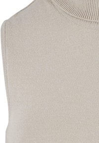 Béžový svetr bez rukávů s rolákem, pletená textura, hladká látka, žebrovaný límec, minimalistický design bez vzorů nebo ozdob.