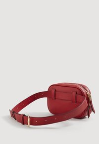 Sac bandoulière en cuir rouge de forme rectangulaire, fermeture éclair, sangle réglable, et détails en métal doré. Texture lisse.