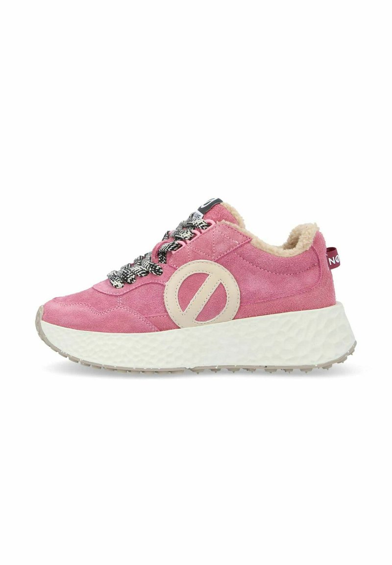 Roze suède sneakers met een gestructureerde witte zool, zwart-witte veters en een beige ronde accent. De binnenvoering is van crèmekleurig bont.