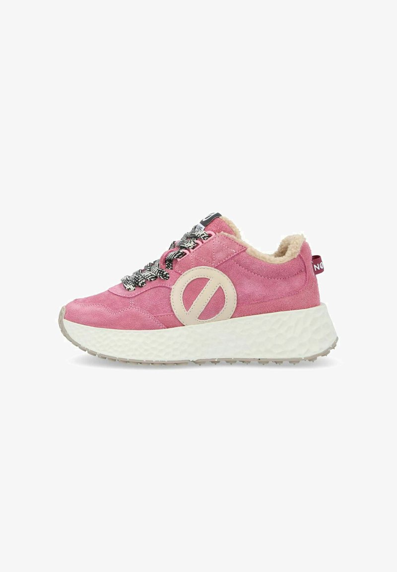 Baskets en daim rose avec semelle blanche texturée, lacets noir et blanc, et un accent circulaire beige. La doublure intérieure est en fourrure crème.