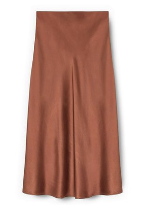 Falda midi de satén marrón con cintura alta y leve vuelo, mostrada extendida sobre un fondo blanco.