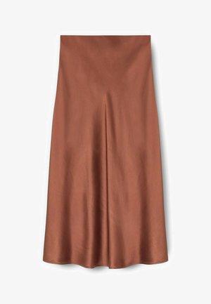 Brązowa spódnica midi z satyny o wysokim stanie i lekko rozkloszowanym kroju, pokazana na płasko na białym tle.