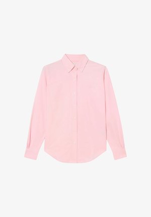 Chemise boutonnée à manches longues rose clair avec un col pointe, un ourlet arrondi et des boutons blancs ; présente une broderie de logo subtile sur la poitrine.
