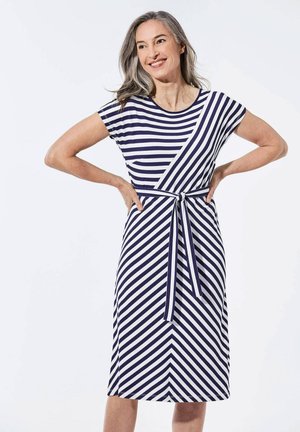 Gestreiftes Kleid in Marineblau und Weiß, mit rundem Ausschnitt, kurzen Ärmeln und gebundenem Taillengürtel. Der Stoff ist weich mit einer glatten Textur.