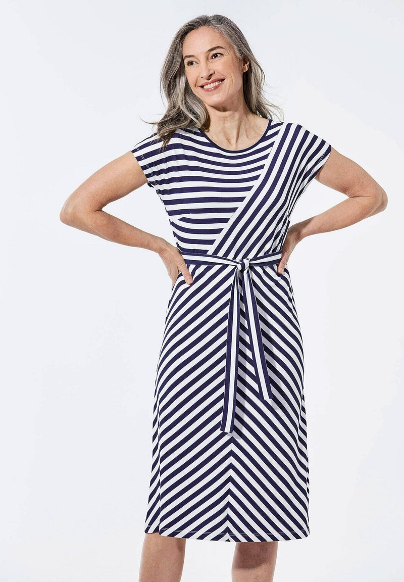 Gestreiftes Kleid in Marineblau und Weiß, mit rundem Ausschnitt, kurzen Ärmeln und gebundenem Taillengürtel. Der Stoff ist weich mit einer glatten Textur.
