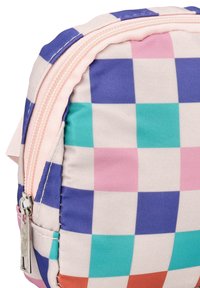 Farverig ternet pouch lavet af tekstureret stof; har pink, lilla, teal og orange firkanter med en pink lynlås og sølvhardware.