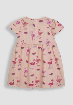 Šaty s krátkym rukávom z mäkkého ružového materiálu, zdobené vzorom ružových plameniakov a melónov, zapínané dekoratívnymi gombíkmi na zadnej strane.