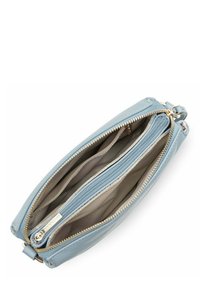 Borsa in pelle azzurro chiaro con chiusura a zip, dotata di più scomparti e una superficie liscia. Dettagli in metallo dorato accentuano il design.