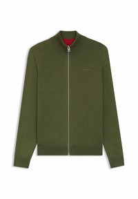 Maglione verde oliva con zip, collo alto, polsini e orlo a coste, e un logo del marchio discreto sul petto. Texture liscia, design minimalista.