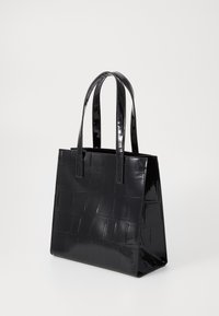 Zwarte gepatenteerde neplederen totebag met een gestructureerde rechthoekige vorm, geaccentueerd door een krokodillenstructuur en twee stevige handvatten.