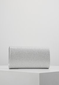Stříbrná třpytivá kabelka s hladkým, lesklým povrchem a svinutým designem. Obdélníkový tvar, minimalistický styl, žádné viditelné kovové prvky nebo akcenty.