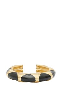 Kultainen kalvosinnauha, jossa vuorottelevat mustat emaliosat ja kuvioidut kultaiset osiot, sileä pinta ja pyöristetyt reunat.