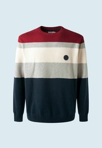 Gebreide trui met een ronde hals, horizontale strepen in rood, grijs, crème en marineblauw, en een zwart logo-label aan de voorkant. Geribbelde boorden en zoom.