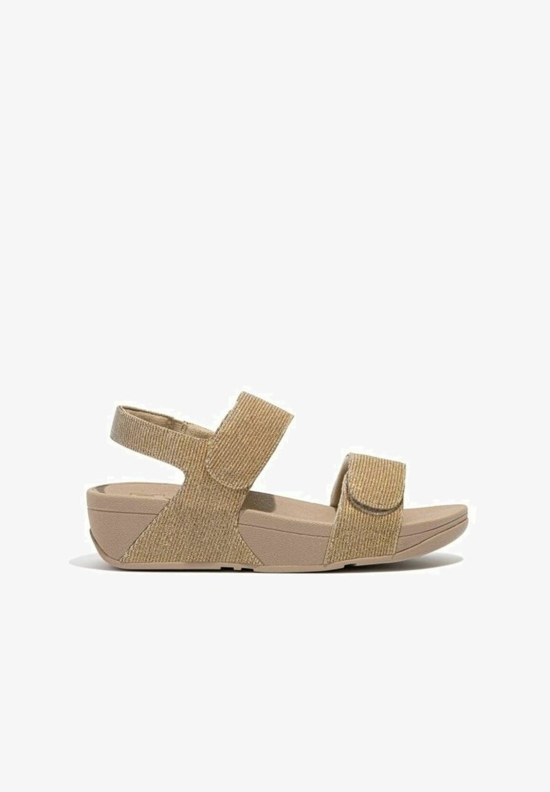 Sandalias de tela beige con dos correas ajustables, plantilla acolchada, suela de cuña baja y detalles texturizados para un mejor agarre.
