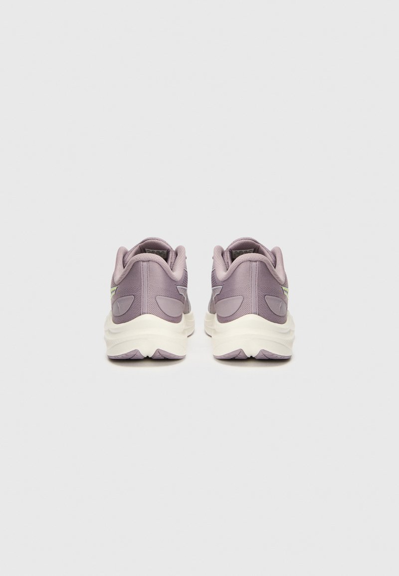 Zapatillas deportivas moradas con parte superior de malla y sintético, suela blanca acolchada y un diseño de talón texturizado notable.