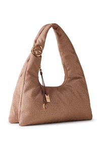Sac à épaule texturé rose avec une silhouette douce et incurvée. Il dispose d'une fermeture éclair, d'un accent en anneau doré et d'une bandoulière amovible.