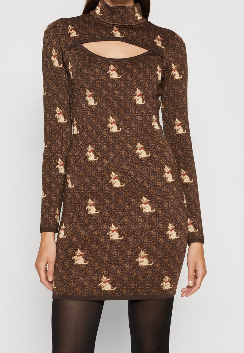Robe marron à manches longues avec un col roulé et un détail découpé, présentant un motif répété de chiens avec des nœuds rouges. Texture de tissu doux.