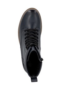 Schwarze Leder-Ankle-Boots mit runder Zehe, Schnürung vorne und strukturiertem Sohlen. Verfügbar mit einer Schlaufe hinten für einfaches Anziehen.