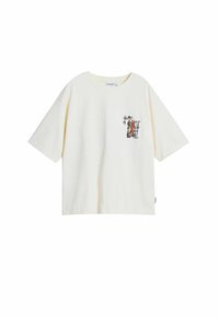 Camisa de algodón color crema con mangas cortas, que presenta texto y gráficos en negro y rojo impresos en el área del pecho izquierdo.